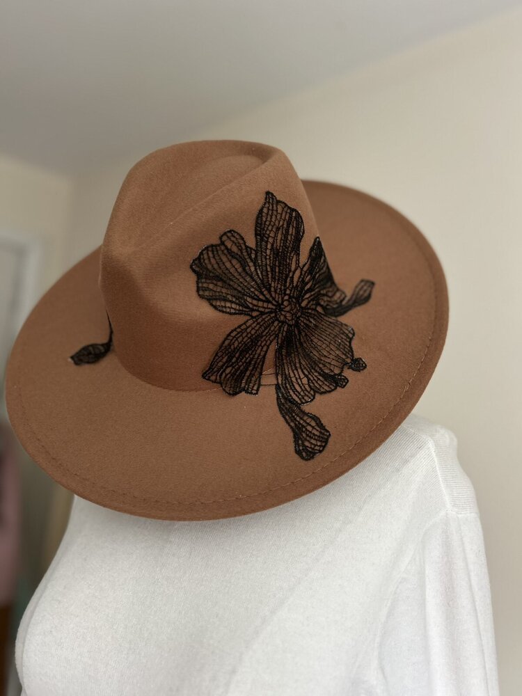Шапка Fedora Cinnamon Flower – изглед отпред върху манекен