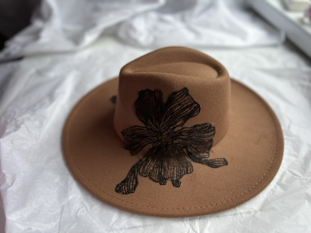 Fedora Cinnamon Flower – изглед отгоре, показващ формата на короната