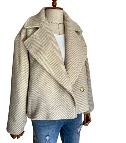 Дамско яке Beige Herringbone – страничен профил, подчертаващ oversize кройката